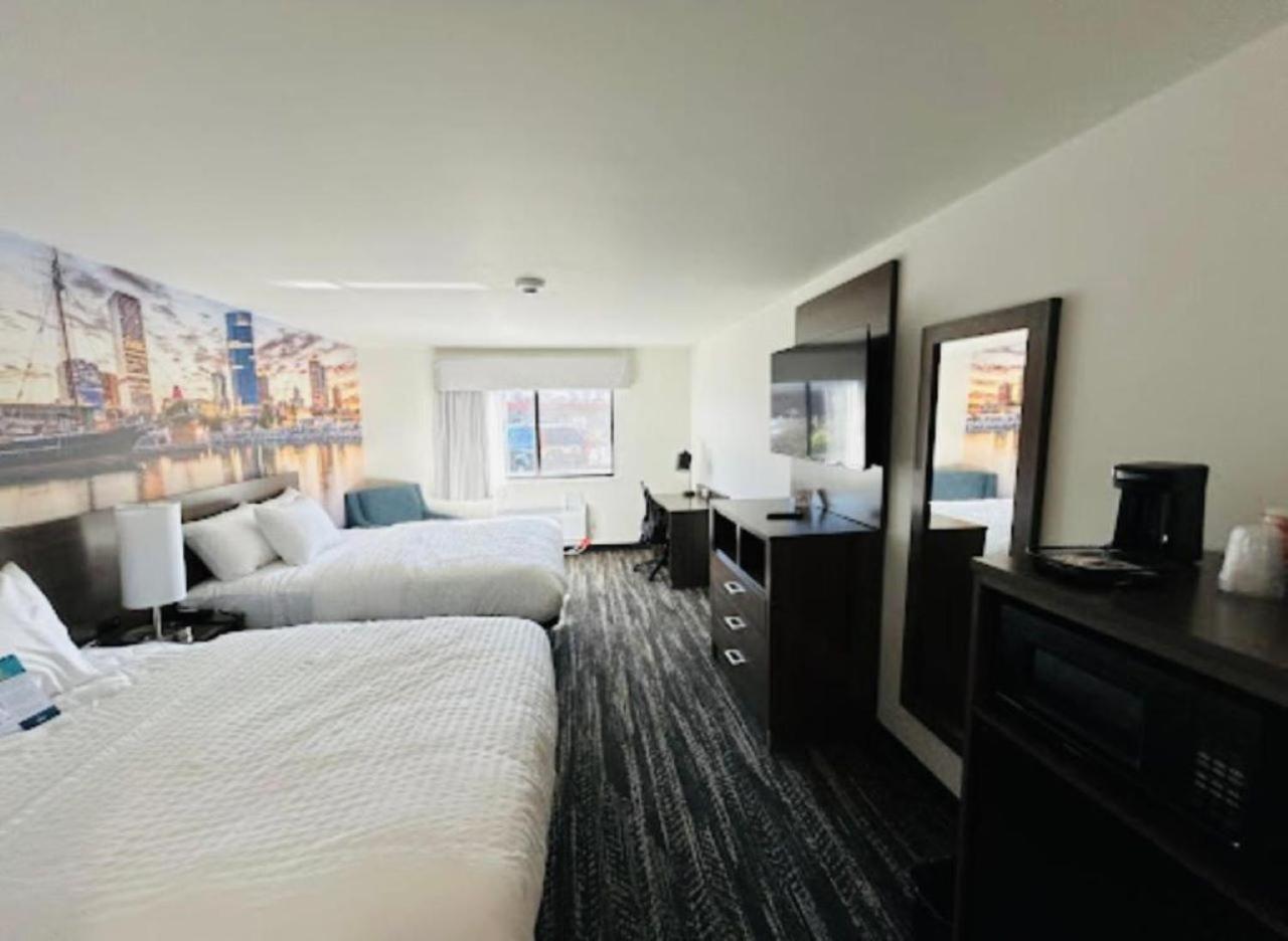 Hotel Clarion Pointe Milwaukee Exterior foto