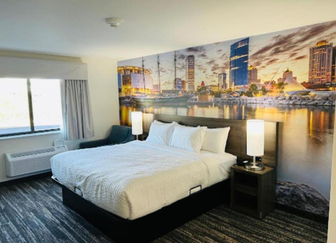 Hotel Clarion Pointe Milwaukee Exterior foto