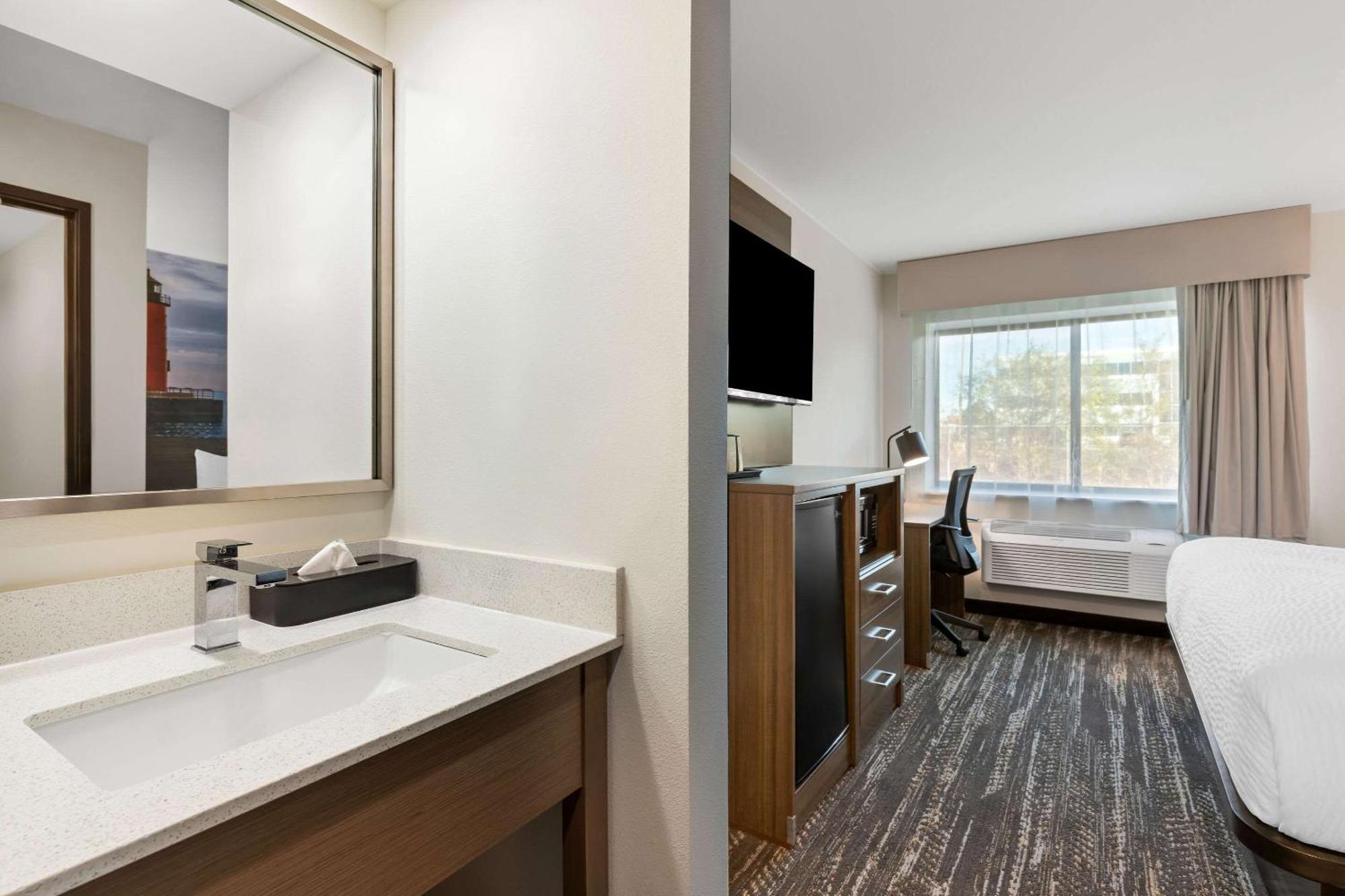 Hotel Clarion Pointe Milwaukee Exterior foto